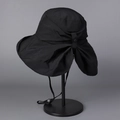Dettaglio di cappello da sole nero a tesa larga con pieghe e laccetto regolabile - M (56-58cm) / Nero