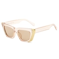 Cat-Eye-Sonnenbrille in transparentem teerosa Harzrahmen mit goldfarbenen Details - Champagner Rahmen Tee Gläser