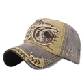 Detalle del parche de tiburón y acabado vintage en una gorra de béisbol de caqui - Ajustable / Café + Caqui