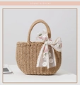 Detalle de bolso de paja con lazo de encaje blanco y bordado floral en color rosa - Marrón Café + Cinta Floral