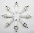 Detail van acht witte zeshoekige kristallen hangers met zilveren sluitingen in een cirkel - Bergkristal