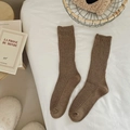 Calze a metà polpaccio in maglia a coste marroni per donna in un ambiente invernale - Taglia unica / Caffè Scuro
