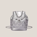 Mochila acolchada plateada con correas de cadena metálica y cierre de giro clásico - Plateado