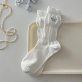 Weiße Strick-Rüschensocken mit blauer Stickerei und plissiertem Spitzenrand im Retro-Stil - Einheitsgröße / Weiß