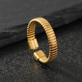 Anillo abierto minimalista de acero de titanio dorado con textura de líneas horizontales - Talla única / Dorado