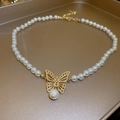 Elegante collana girocollo di perle con ciondolo a farfalla dorata traforata e perle bianche - Collana di Perle Con Farfalla Dorata