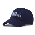 Détail de la broderie 3D Beastmode sur casquette de baseball en coton bleu foncé - Bleu clair