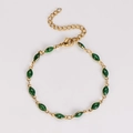 Detalle de pulsera de cadena dorada con 13 dijes de purpurina verde oscuro en forma de marquesa - 18+5cm / Verde