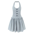 Hellblau gestreiftes Neckholder-Kleid mit Schleifen und Rüschensaum auf weißem Hintergrund - XS / Gestreift