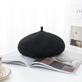 Klassische schwarze Wollbaske für Damen im minimalistischen Strickstil für Herbst und Winter - Einheitsgröße / Schwarz
