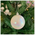 Primo piano di una pallina di Natale bianca perlata appesa su un ramo di un albero festivo - 6CM Set da 6 / Bianco Perlato