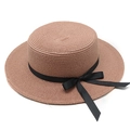Détail d'un chapeau de paille à sommet plat avec ruban en gros-grain noir et noeud - Couleur caramel