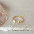 Zweilagiger goldener offener Ring mit weißem Opal und Zirkonia auf einer Steinplatte - Opal Offener Ring / Öffnung Einstellbar