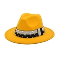 Primer plano de sombrero fedora amarillo con banda decorativa de perlas y brillantes - M (56-58cm) / Amarillo