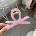 Dettaglio della pinza per capelli a fiocco rosa in resina con molla in metallo - Rosa Gelatina