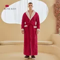 Luxuriöser langer Bademantel aus flanell in Rosarot mit weißem Plüschbesatz für Herren - M / Rosenrot
