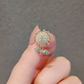 Broche tournesol élégante en métal doré avec cristaux étincelants blancs et verts - Style Tournesol (0263)