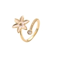 Bague ajustable dorée avec fleur en émail blanc et cristaux de zircone étincelants - Fleur Blanche