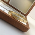 Bracciale rigido 6mm in acciaio dorato con zirconi bianchi su cuscino di seta - 6mm / Fiore Dorato