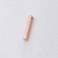 Detalle de un colgante de barra 3D en oro rosa con agujero en acero inoxidable pulido - Esquinas Redondeadas 4x28mm / Oro rosa