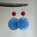 Boucles d'oreilles vintage en acrylique bleu marbré avec perles rouges et crochets - Style de Collage en Acrylique Rond (HE27972) / Or-Bleu-Rouge