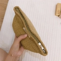 Primer plano de neceser de tejido caqui con cremallera plateada y detalle de logo - Pequeño / Camel