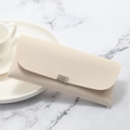 Estuche para gafas minimalista en cuero granulado beige con hebilla de metal mate - Beige