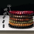 Minimalistische Sandelholz-Perlenarmbänder in verschiedenen Holzfarben auf einem Buch - Premium 4x7mm / Grünes Sandelholz