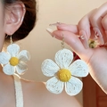Détail macro de boucles d'oreilles fleurs en résine tressée blanche avec piston jaune et argent - 15# Crochet d'oreille - Fleur tissée blanche