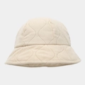 Vista detallada del sombrero de pescador de pana beige con elegante patrón acolchado - Estilo Acolchado de Diamantes Curvos / Beige