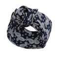 Detail eines marineblauen Paisley-Turban-Stirnbands mit einer großen Stoffrosen-Verzierung - Marine Paisley