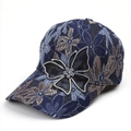 Detalle de textura de encaje y mariposa de diamantes en gorra de mujer - Decoración de Mariposa / Azul marino