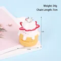 Miniatuur aardbeientaart sleutelhanger met kroon witte room en gele basis decoratie - D03 Aardbei