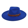Détail d'un chapeau fedora en laine bleu foncé avec ruban en cuir brun et boucle argent - M (56-58cm) / Bleu saphir