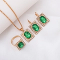 Goldenes Brautschmuck-Set mit rechteckigen grünen Steinen und funkelnden Zirkonia - 3-teiliges Set / Quadrat-Grün