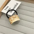 Elastico per capelli minimalista con inserto decorativo in acetato effetto marmo - Venatura del legno Bianco