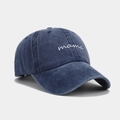 Détail de la broderie mama blanche sur une casquette vintage bleu marine délavé - Bleu marine