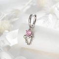 Pendiente de aro plateado con un colgante de gema rosa de corazón y detalle de cadena - Estilo Corazón (A946-1) / Pieza Única