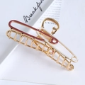 Détail d'une pince à cheveux en métal doré avec émail rouge et blanc sur fond minimaliste - Pince à griffes épingle de sûreté 11cm / Bordeaux