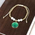 Bracciale bohémien con perline colorate, perle di conchiglia e ciondolo verde - Verde
