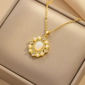 Elegante collar dorado con colgante de opalo ovalado rodeado de perlas y circones - Collar Blanco Sirena (8845)
