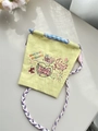 Détails de broderie sur sac en tissu oxford jaune avec bandoulière tressée colorée - Style LOVE (Corde Tressée Rose Violet) / LOVE Jaune