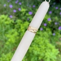 Détail d'une bague croisée multicouche plaquée or 18 carats avec des pierres de zircon - Style Entrelacé Multicouche