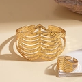 Verstelbare gouden opengewerkte hartvormige armband en ring met gehamerde textuur - Armband + Ring Set / Goud