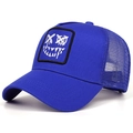 Detalle de gorra trucker azul con parche de monstruo y malla trasera transpirable - Ajustable / Azul