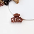 Dettaglio di una mini molletta per capelli marrone effetto jelly su piatto bianco - Mini Molletta Gelatina - Arancione Scuro Zucca