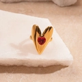 Dettaglio dell'anello a cuore dorato con incastonata una gemma rossa centrale - 5# Anello-Cuore Rosso