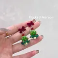 Orecchini ad albero di Natale fatti a mano con fiocco bordeaux e perline di cristallo - Albero di Natale Floccato-Perno in Argento / Stud orecchini