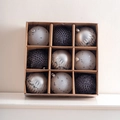 Lot de 9 boules de Noël argentées et grises avec paillettes et textures tissées en boîte - 8CM Boule de Noël A (Lot de 9)