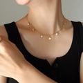 Elegante collar dorado con perlas naturales de agua dulce y dijes de estrella y luna - Dorado